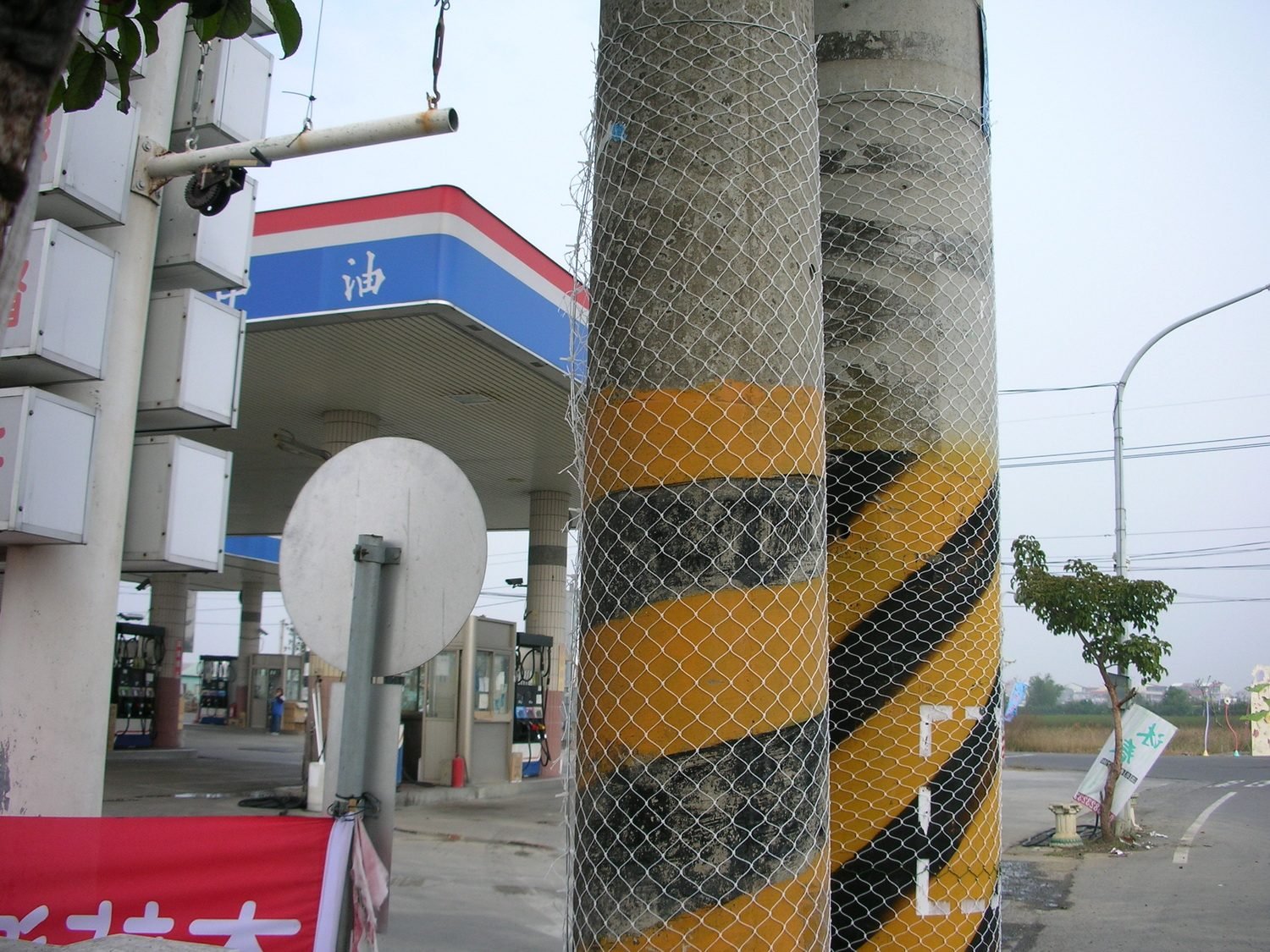 加油站旁電桿包覆網
