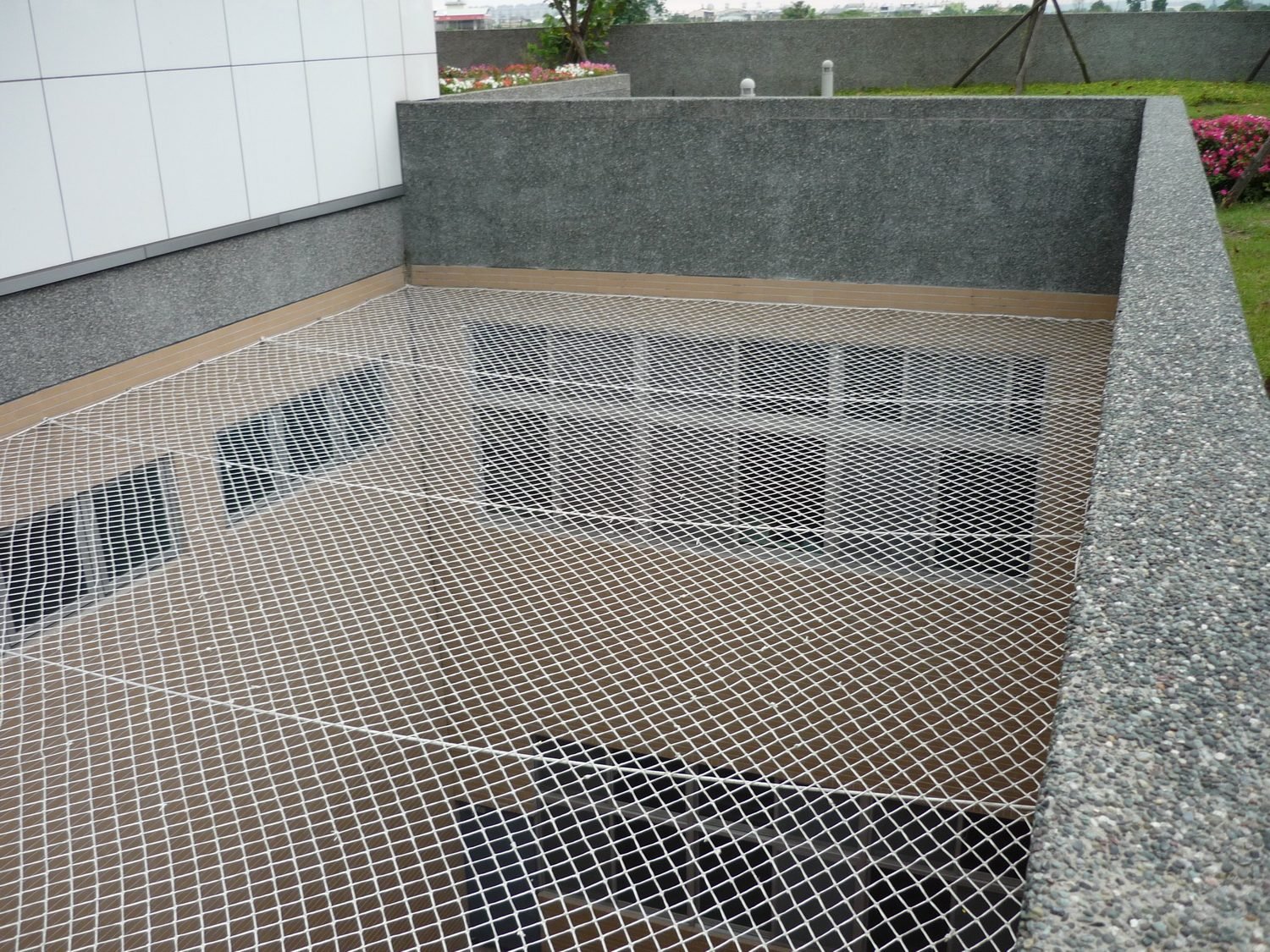Horizontal protection netting over a courtyard