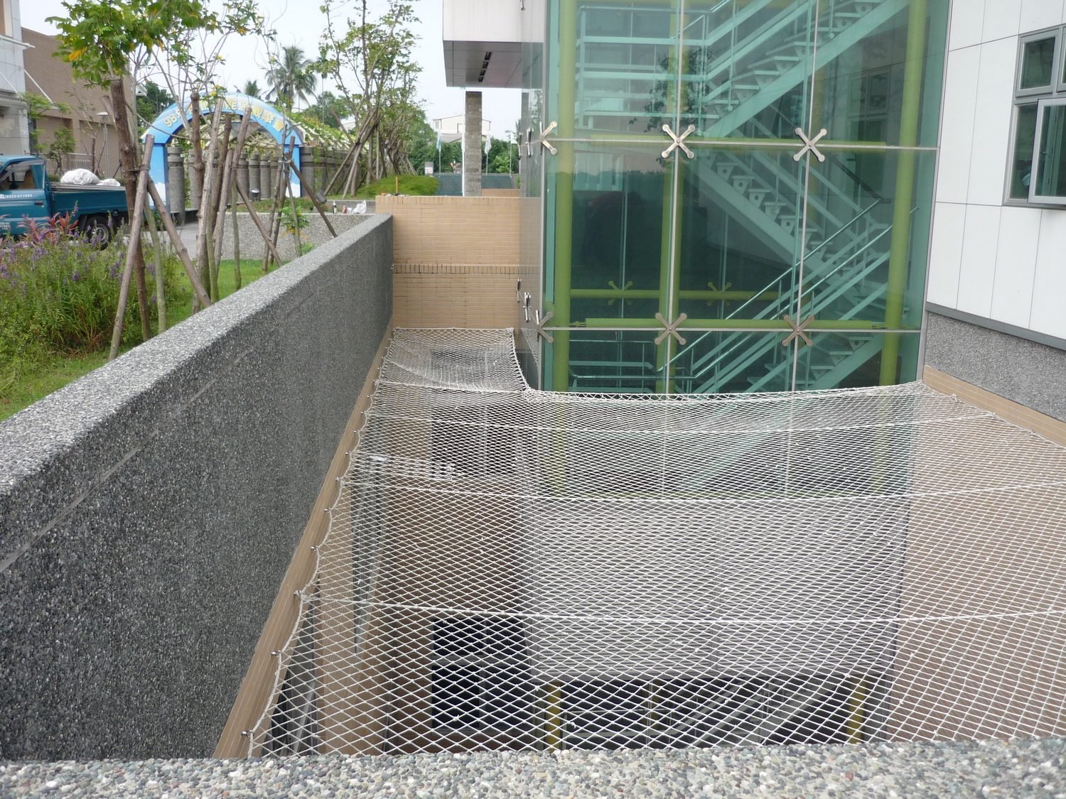 Netting around a building column