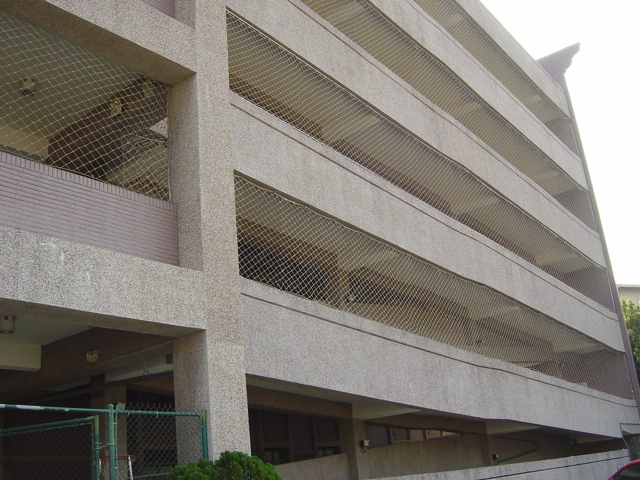Fall-arrest netting on a car-park facade