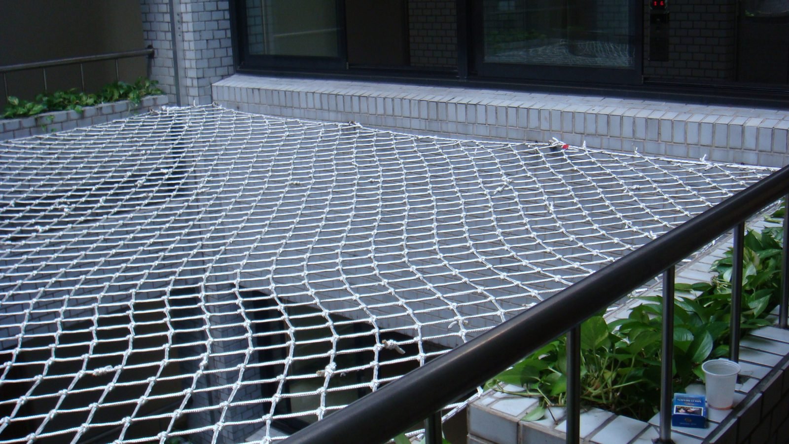 Horizontal protection netting outside a balcony
