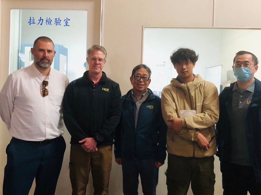 於拉力檢驗室與國際團隊合影
