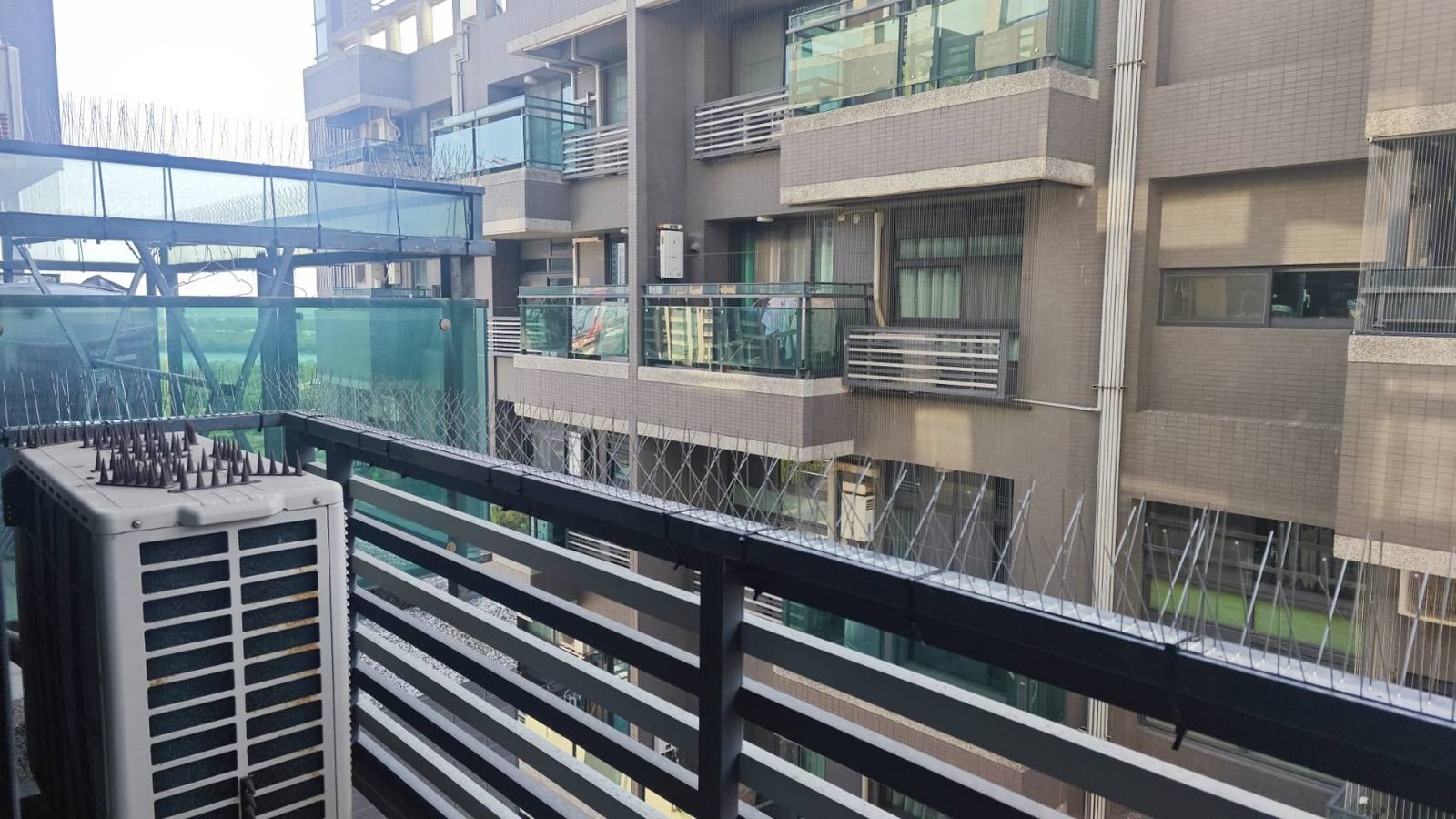 冷氣平台與欄杆上的不鏽鋼防鳥刺