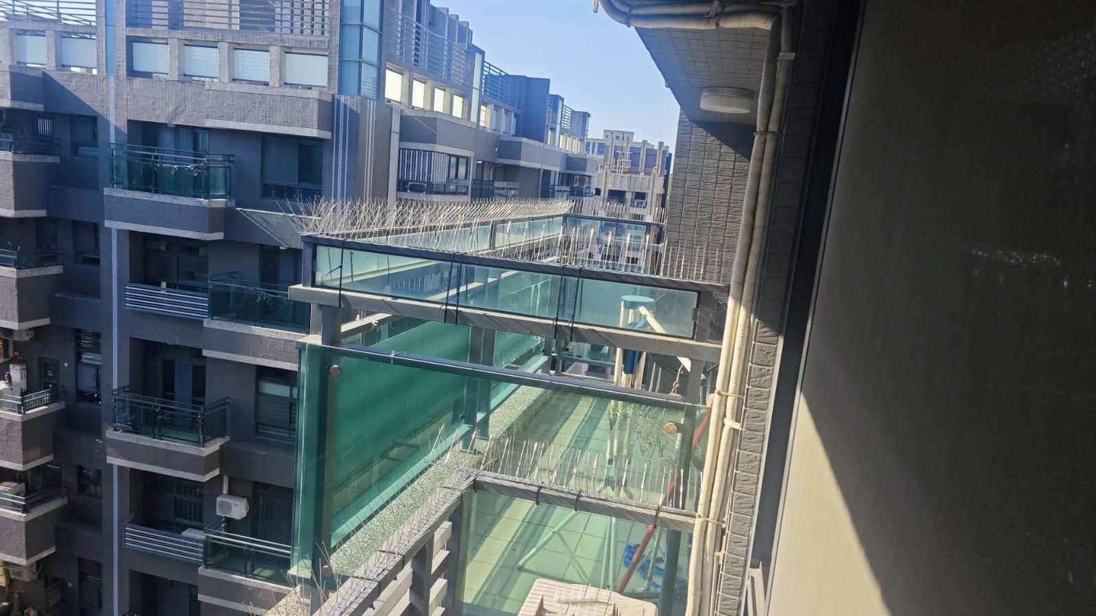 大樓陽台外側的不鏽鋼防鳥刺