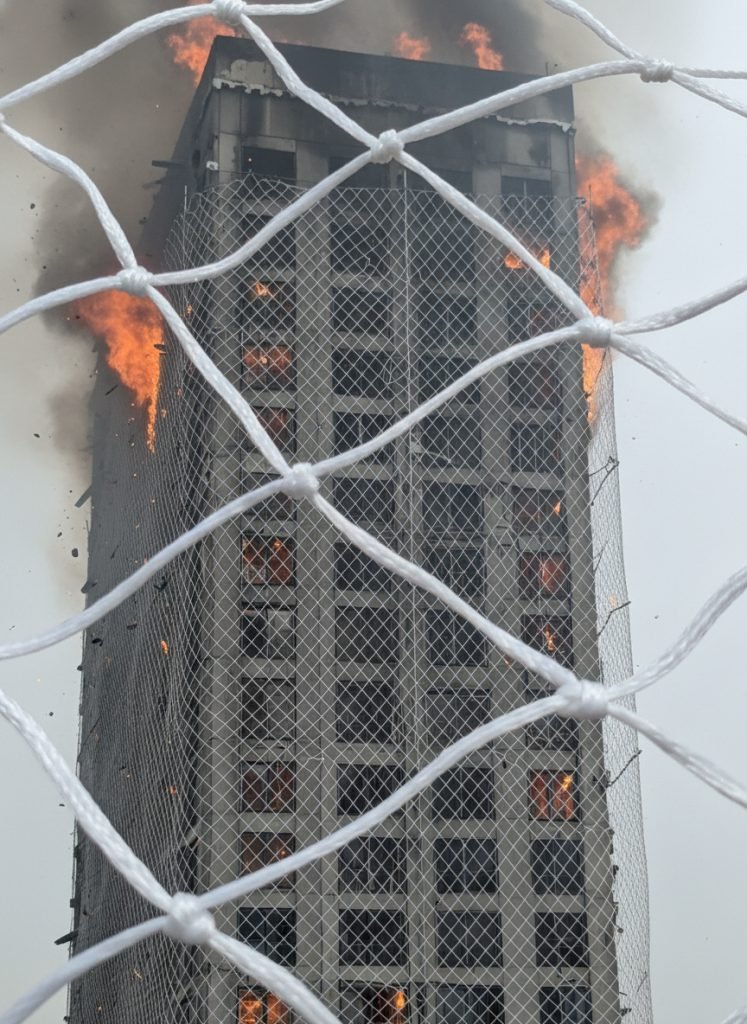 Fall-arrest netting on a facade under repair